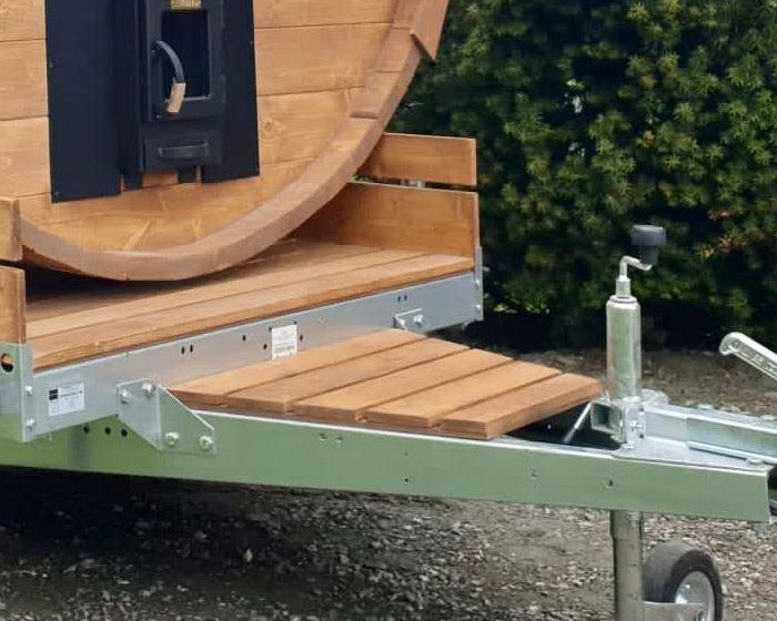 Dyszel przyczepy z kołem podporowym pod sauną mobilną