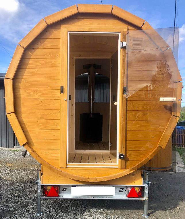 Sauna mobilna od frontu, z oszklonymi drzwiami