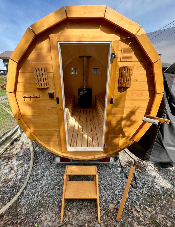 Sauna mobilna z tarasem i otwartymi drzwiami