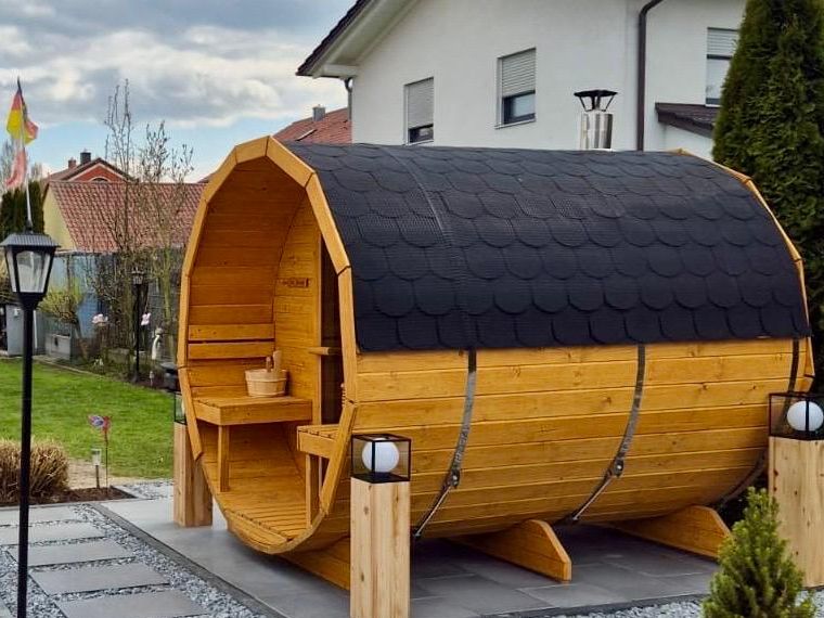 Sauna Beczka z tarasem w ogrodzie